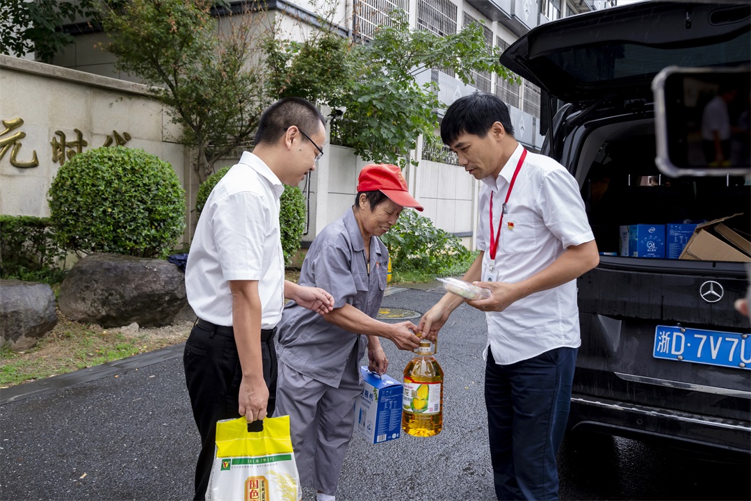 幸福相伴，情暖重陽 | 西大門走訪慰問退休老職工