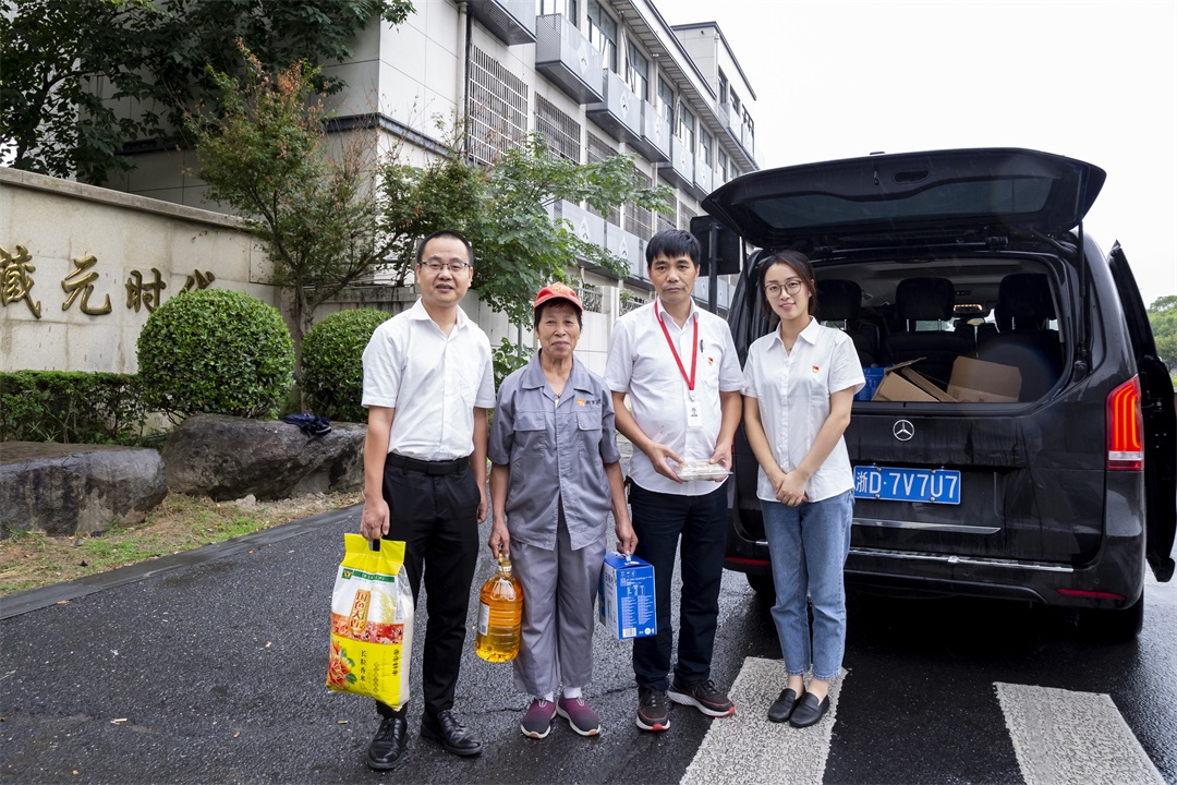 幸福相伴，情暖重陽 | 西大門走訪慰問退休老職工